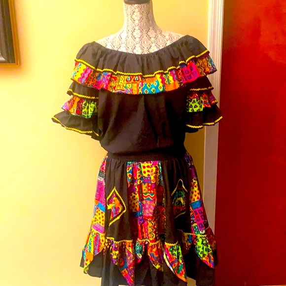 Bundle of 2 High fashion off shoulder top and colorful
skirt - Picture 4 of 9